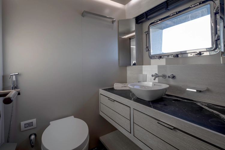 Q.m. Yacht Photos Pics 