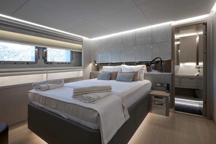 Q.m. Yacht Photos Pics 