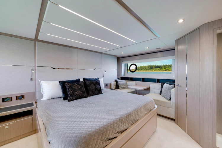 Gravitas Yacht Photos Pics 