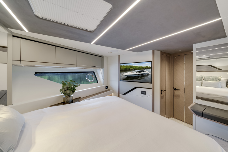 Predator 75 Yacht Photos Pics 