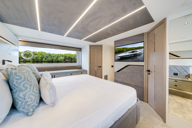 Predator 75 Yacht Photos Pics 