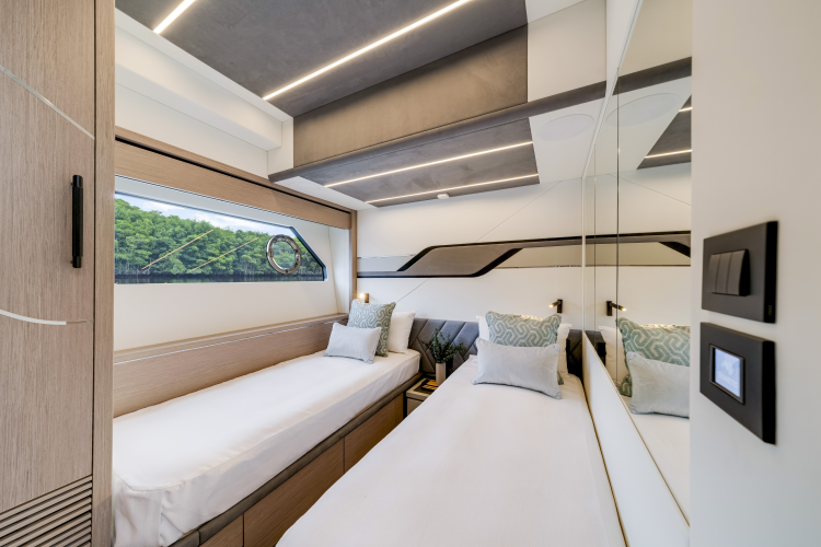 Predator 75 Yacht Photos Pics 