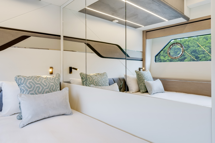 Predator 75 Yacht Photos Pics 