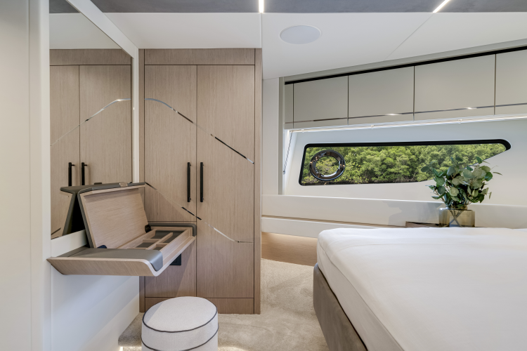 Predator 75 Yacht Photos Pics 