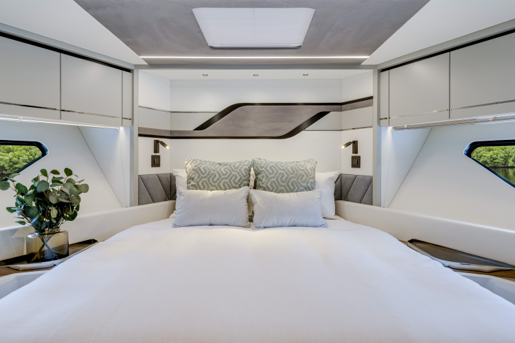 Predator 75 Yacht Photos Pics 