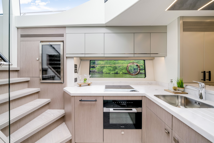 Predator 75 Yacht Photos Pics 