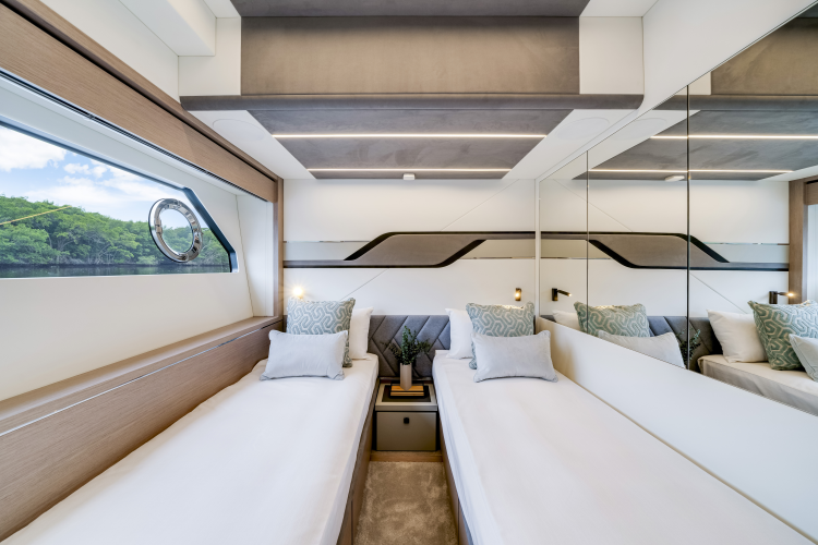 Predator 75 Yacht Photos Pics 