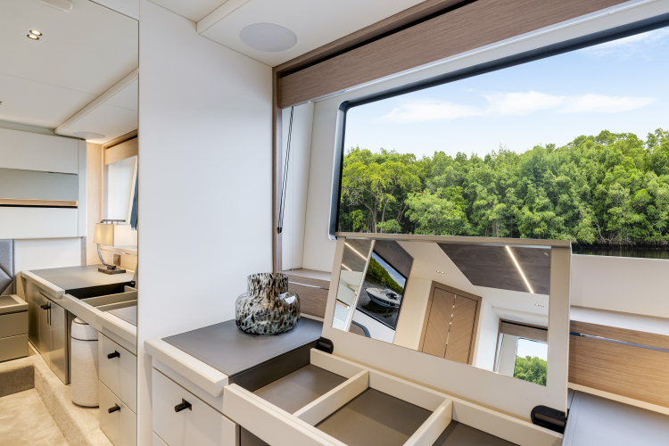 Predator 75 Yacht Photos Pics 