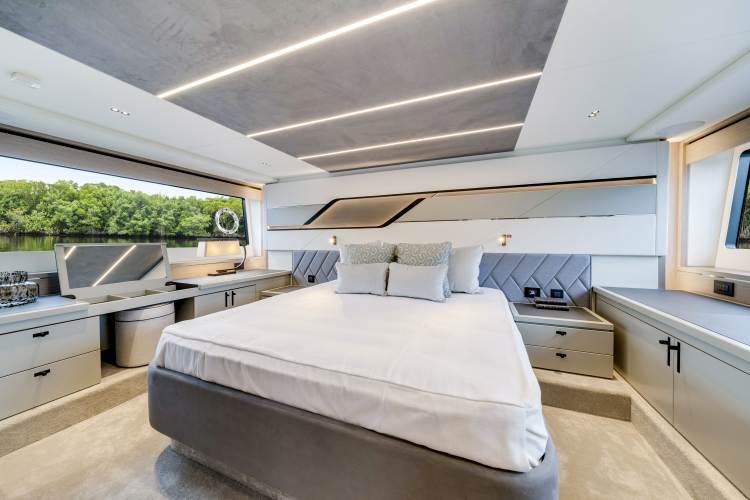 Predator 75 Yacht Photos Pics 