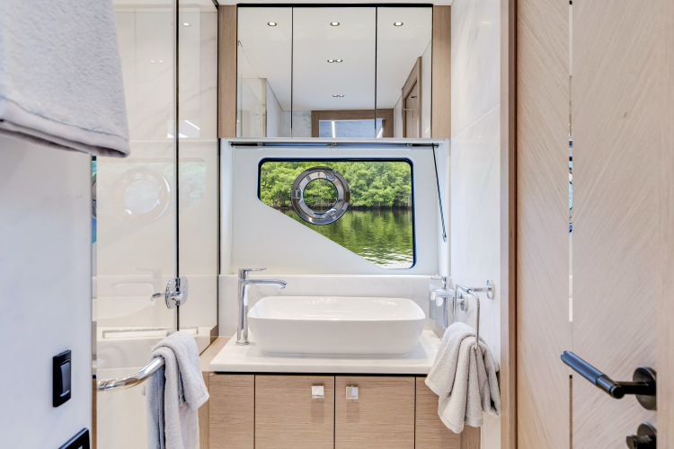 Predator 75 Yacht Photos Pics 