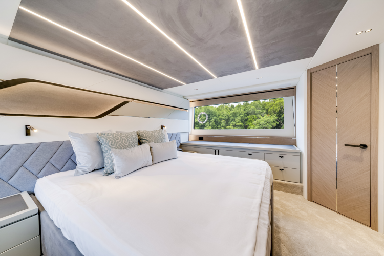 Predator 75 Yacht Photos Pics 