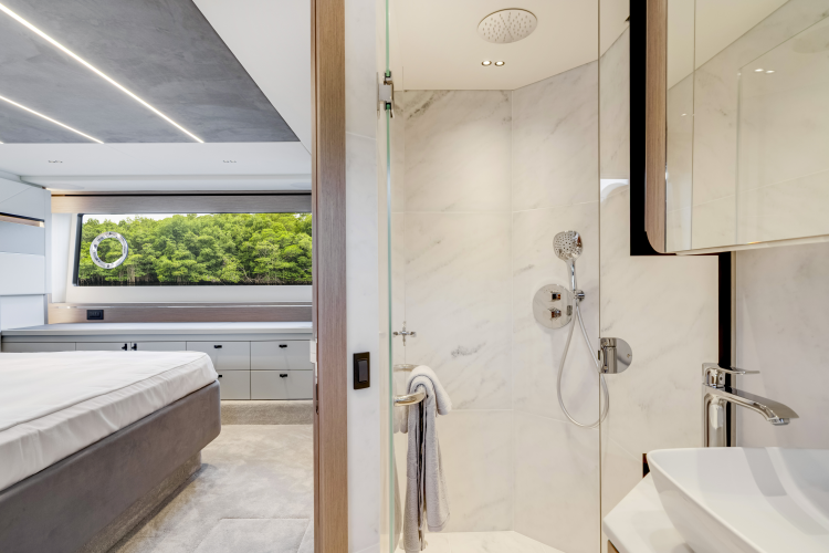 Predator 75 Yacht Photos Pics 