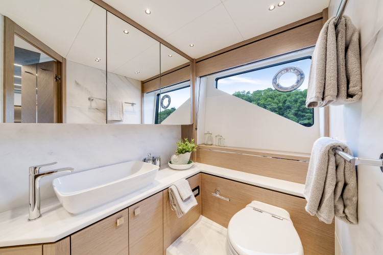 Predator 75 Yacht Photos Pics 