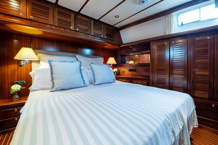 Niu Tranquil Yacht Photos Pics 