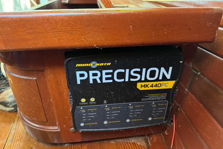 Annie Yacht Photos Pics 