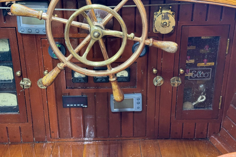 Annie Yacht Photos Pics 