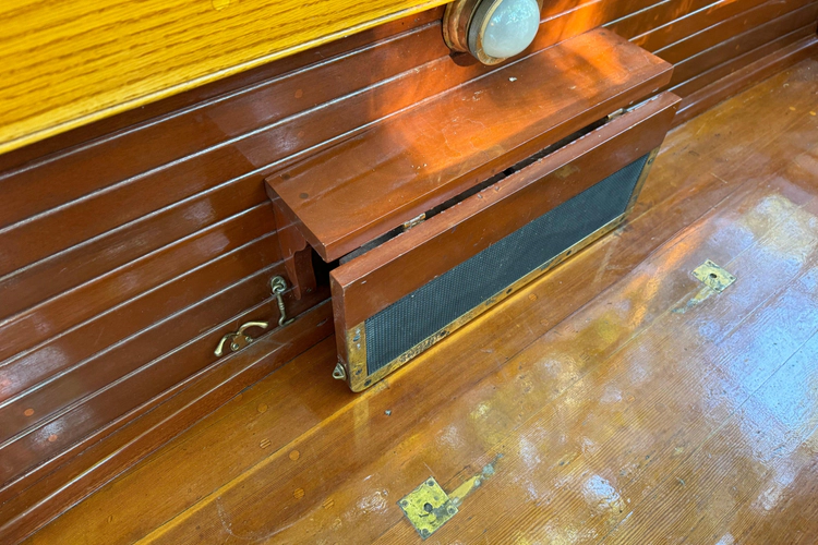 Annie Yacht Photos Pics 