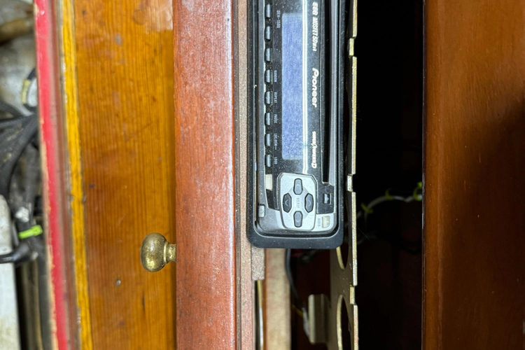 Annie Yacht Photos Pics 