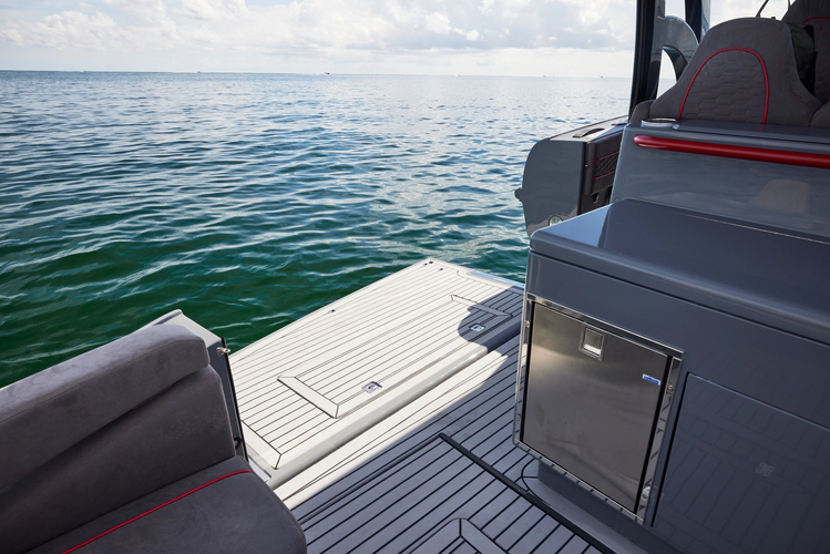 Mr. Lucky Yacht Photos Pics 