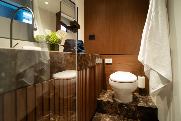 X90 Fast Yacht Photos Pics 