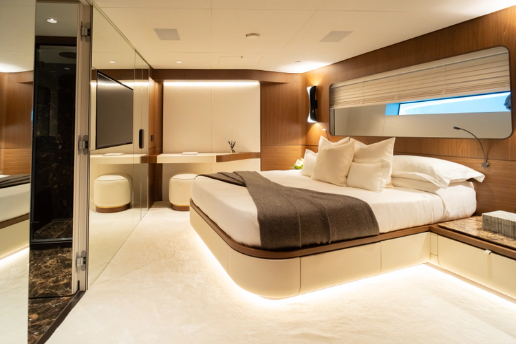 X90 Fast Yacht Photos Pics 