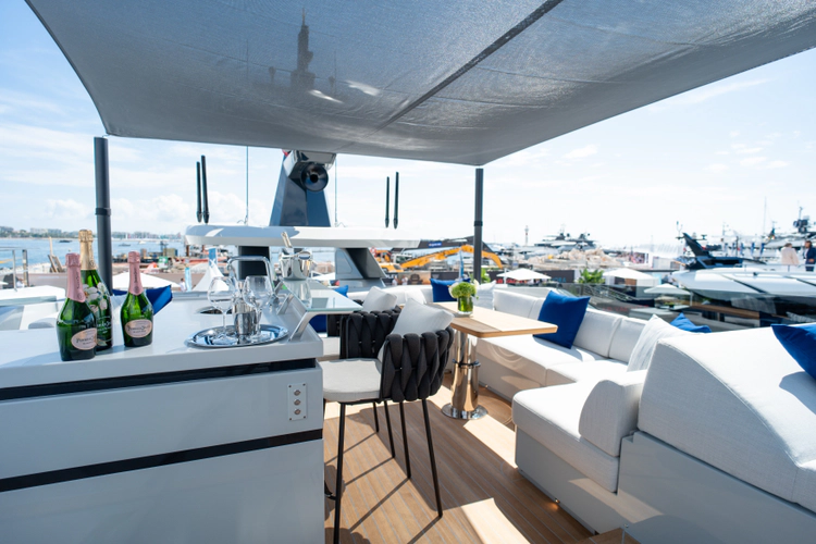 X90 Fast Yacht Photos Pics 