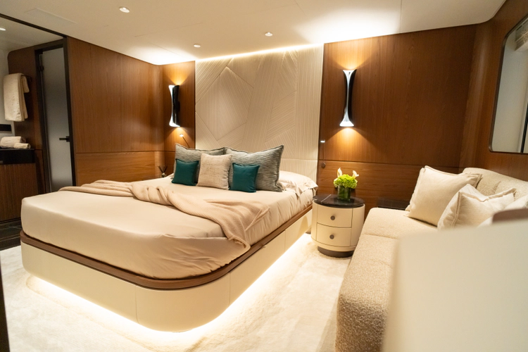 X90 Fast Yacht Photos Pics 