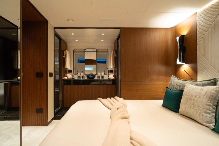 X90 Fast Yacht Photos Pics 