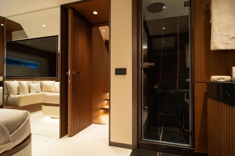 X90 Fast Yacht Photos Pics 