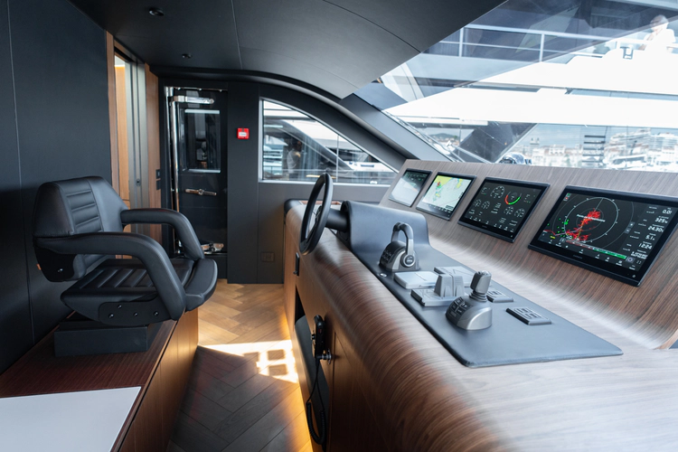 X90 Fast Yacht Photos Pics 