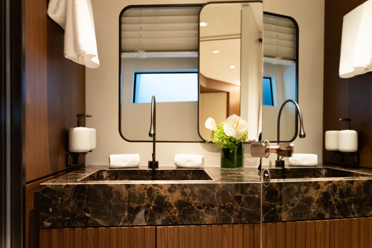 X90 Fast Yacht Photos Pics 