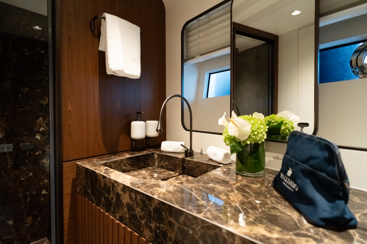 X90 Fast Yacht Photos Pics 