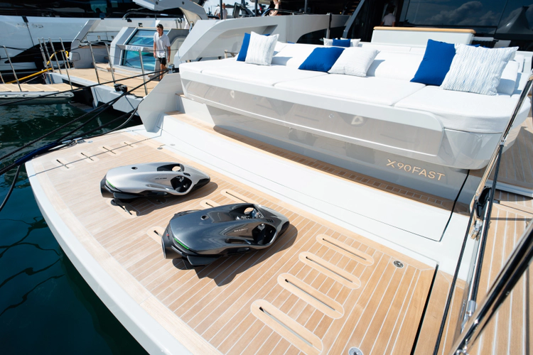 X90 Fast Yacht Photos Pics 