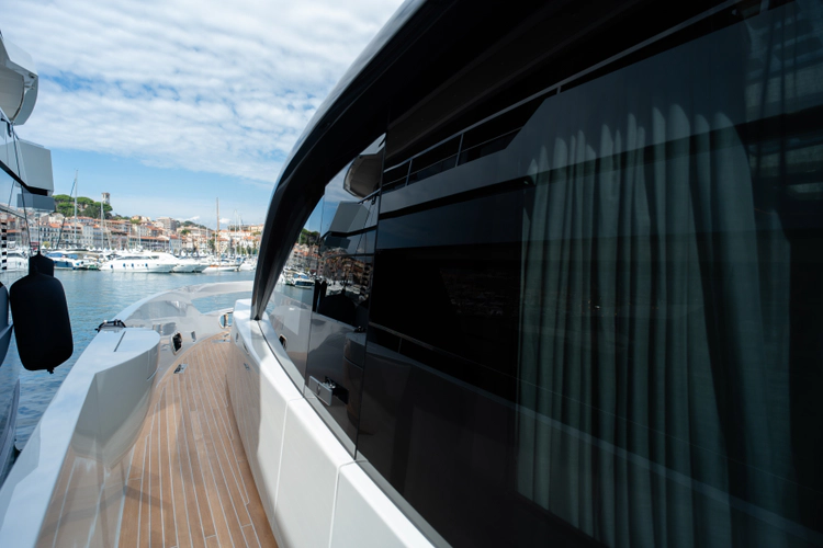 X90 Fast Yacht Photos Pics 