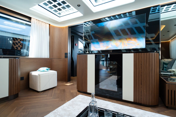 X90 Fast Yacht Photos Pics 