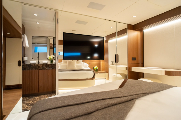 X90 Fast Yacht Photos Pics 