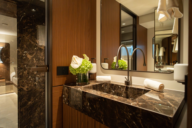 X90 Fast Yacht Photos Pics 