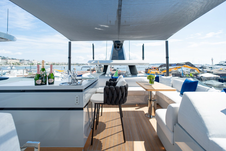 X90 Fast Yacht Photos Pics 