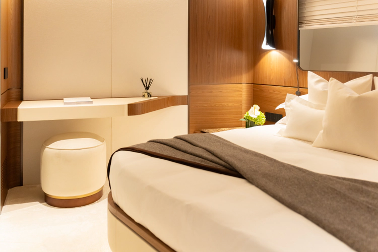 X90 Fast Yacht Photos Pics 