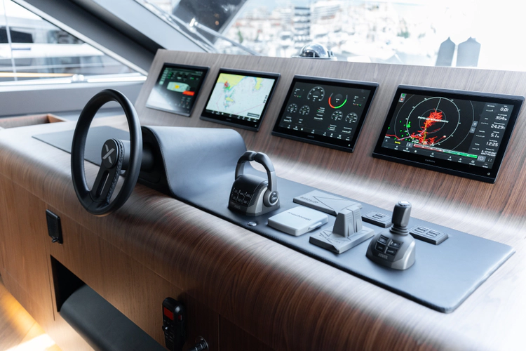 X90 Fast Yacht Photos Pics 