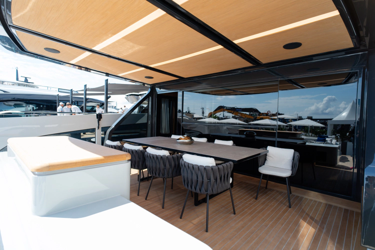 X90 Fast Yacht Photos Pics 
