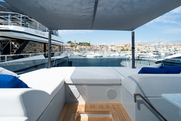 X90 Fast Yacht Photos Pics 