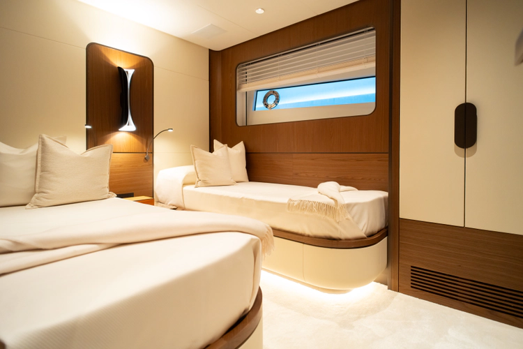 X90 Fast Yacht Photos Pics 