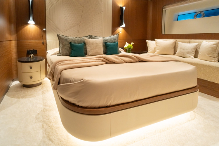 X90 Fast Yacht Photos Pics 