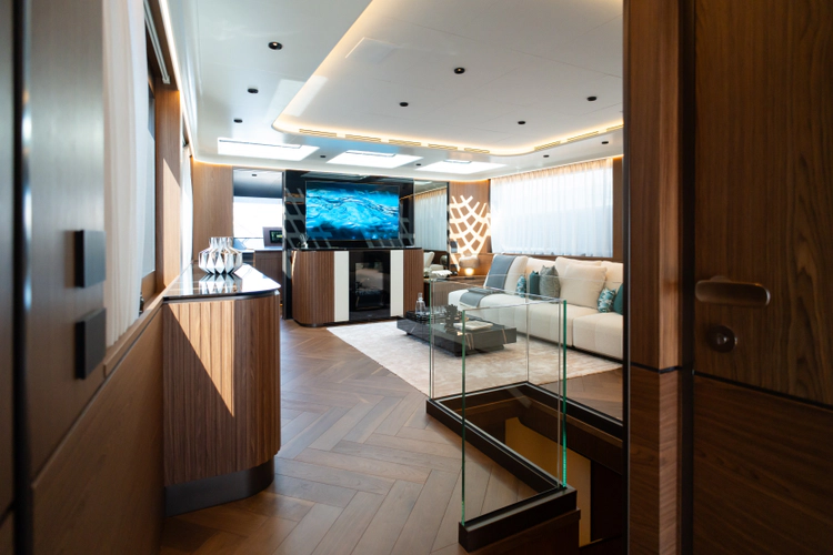 X90 Fast Yacht Photos Pics 