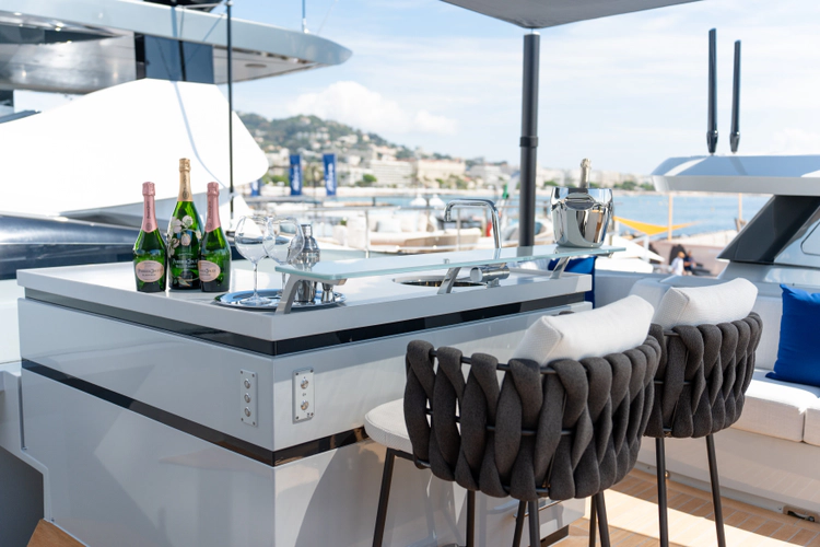 X90 Fast Yacht Photos Pics 