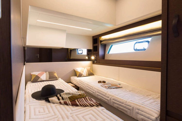 520 Yacht Photos Pics 