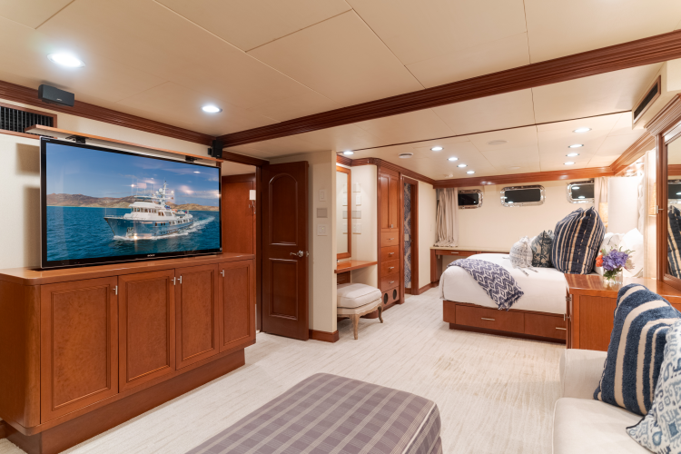 Huracan Yacht Photos Pics 