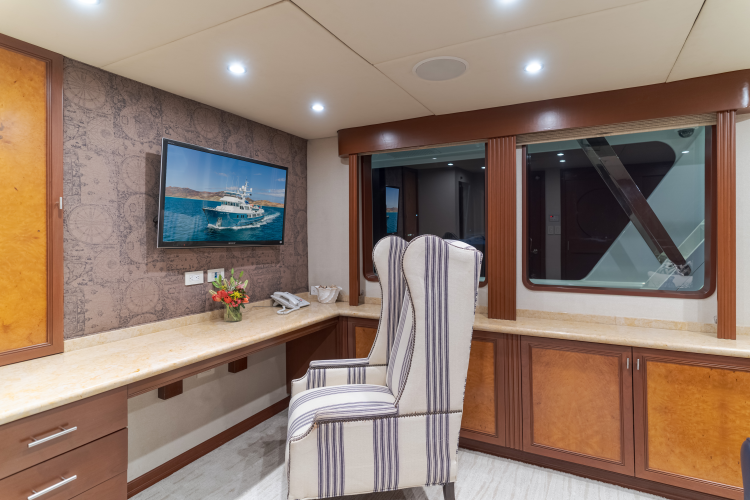 Huracan Yacht Photos Pics 