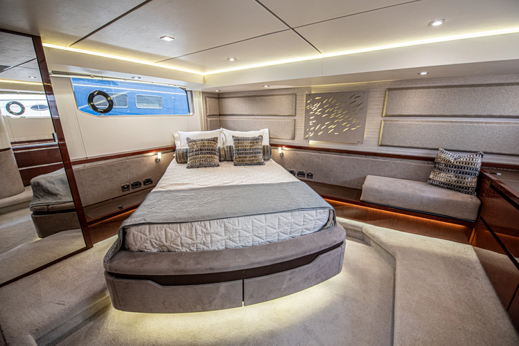 Bob 'n Around Yacht Photos Pics 